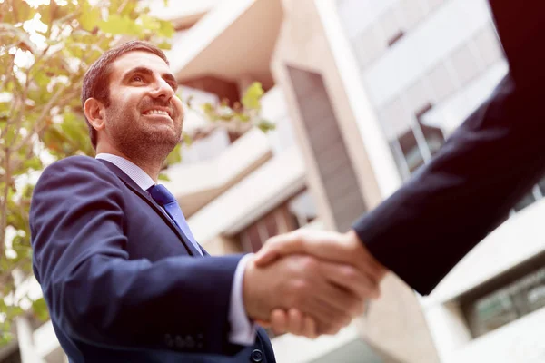 Dos hombres de negocios estrechando sus manos — Foto de Stock