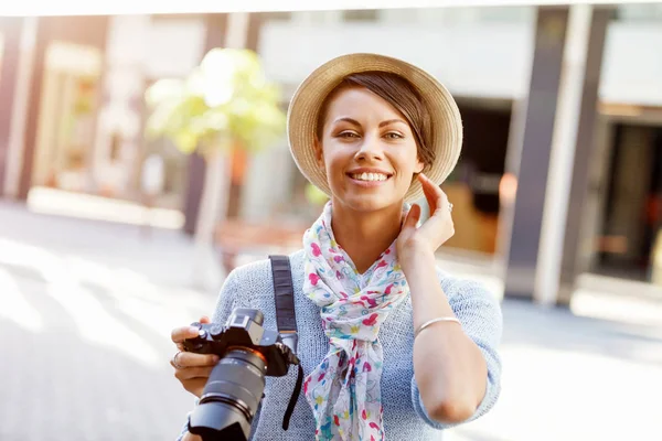 Verão ao ar livre sorrindo estilo de vida retrato de mulher muito jovem com câmera — Fotografia de Stock