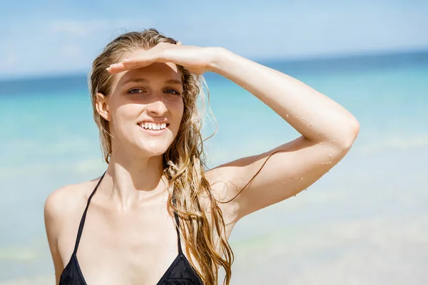 Mujer joven en la playa —  Fotos de Stock