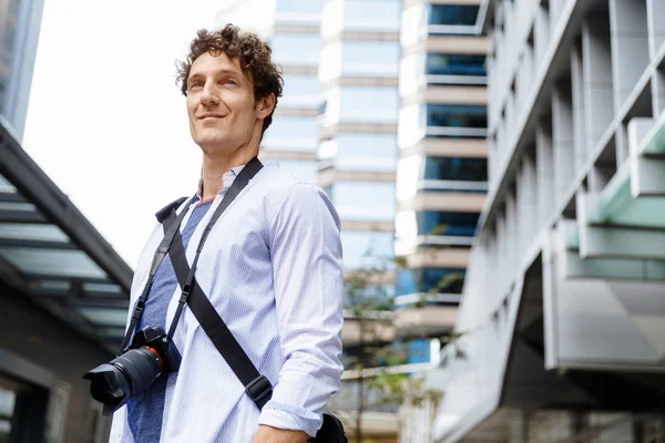 Turista masculino en la ciudad — Foto de Stock