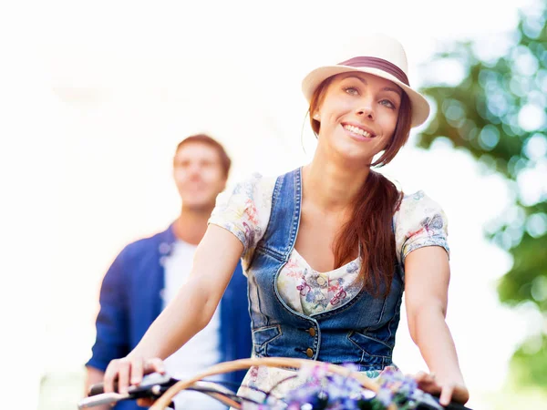 Couple heureux en ville avec vélo — Photo