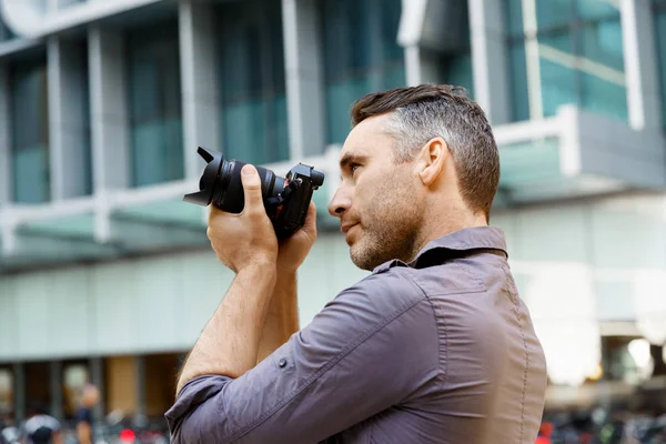 Fotógrafo masculino tomando fotos — Foto de Stock