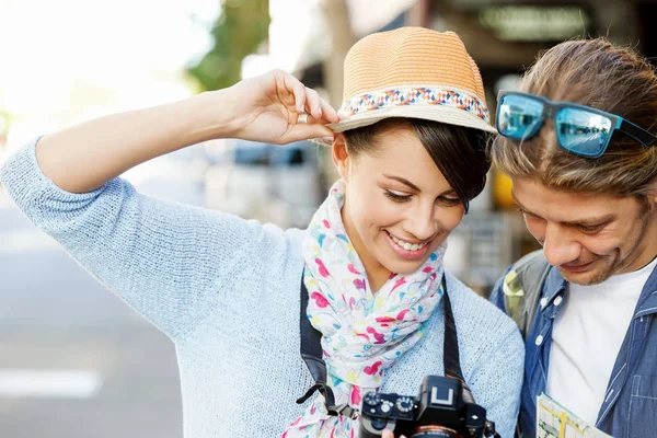 Sonriente pareja con la cámara — Foto de Stock