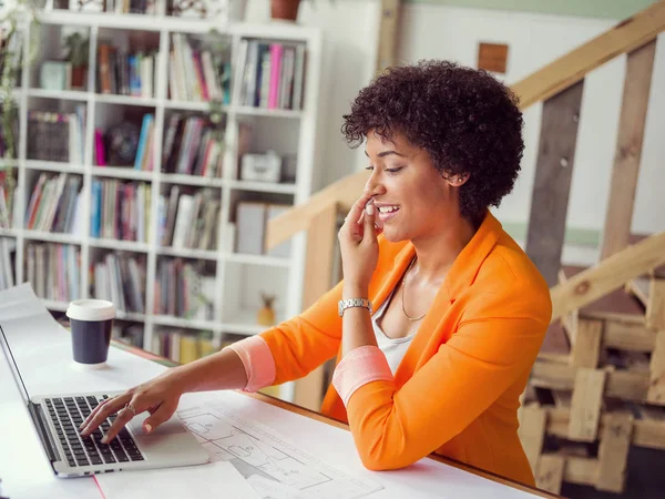 Mobile ile genç işkadını portresi