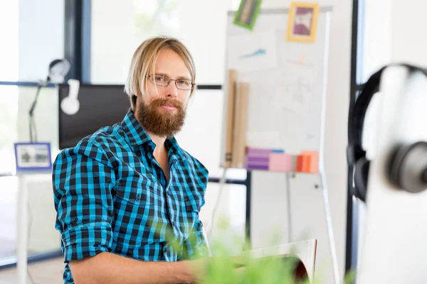 Jongeman aan het werk — Stockfoto