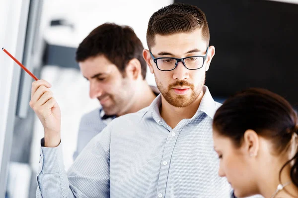 Gente de negocios en oficina moderna — Foto de Stock