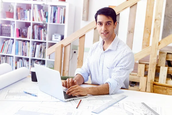 Młody człowiek architekt w biurze — Zdjęcie stockowe