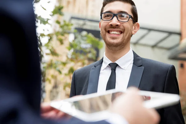 Porträt eines gutaussehenden Geschäftsmannes — Stockfoto