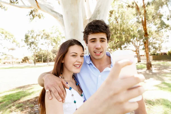 Parktaki genç çift.