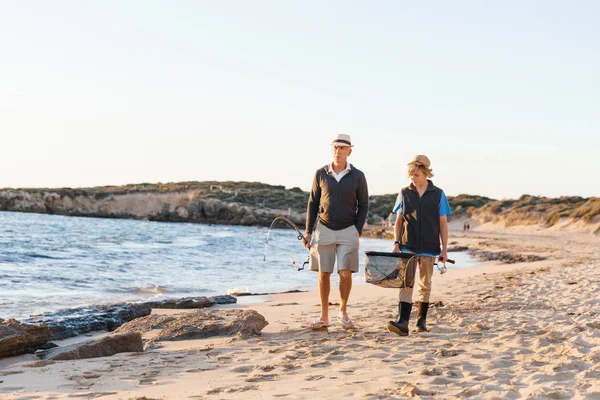 Yaşlı adam torunuyla balık tutuyor.