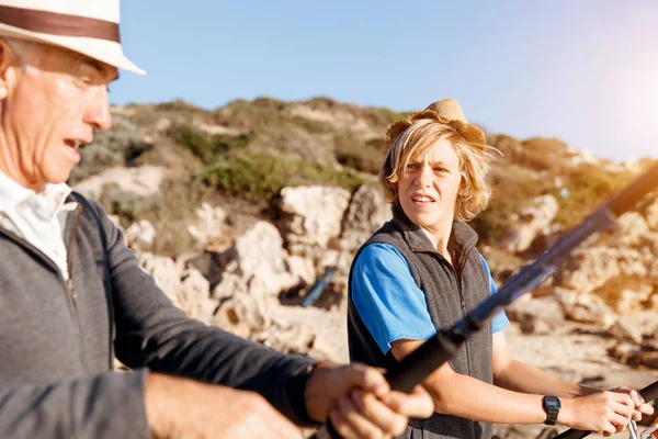 Yaşlı adam torunuyla balık tutuyor.