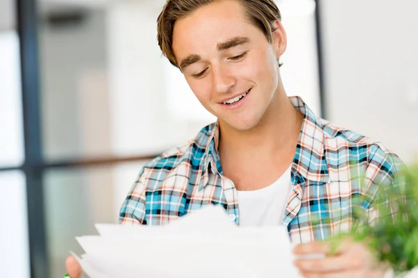 Jeune homme travaillant dans le bureau — Photo