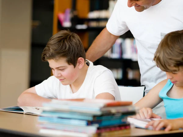 Twee jongens in bibliotheek — Stockfoto