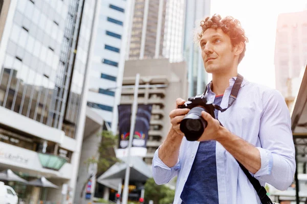 Erkek fotoğrafçı alarak resim