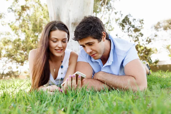 Jeune couple dans le parc — Photo