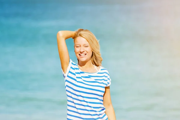 Giovane donna rilassante sulla spiaggia — Foto Stock
