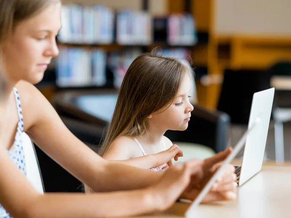 Technology and fun in the library — Stock Photo, Image