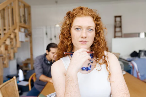 Jonge vrouw in functie — Stockfoto