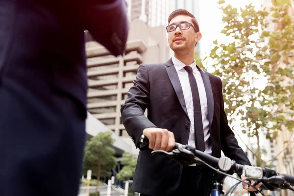 自転車を持っている若いビジネスマンは — ストック写真