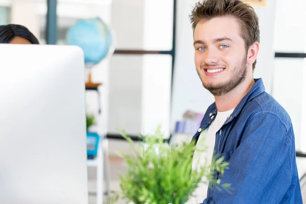 Junger Mann arbeitet im Büro — Stockfoto