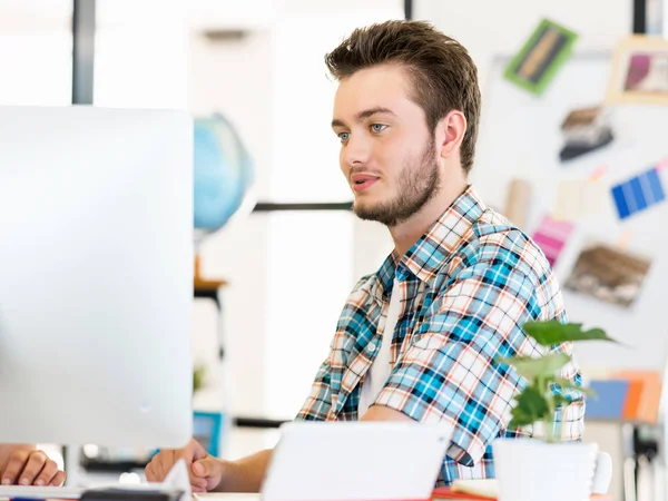 Jongeman aan het werk — Stockfoto