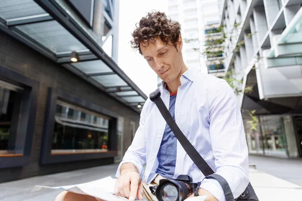 Turista masculino en la ciudad — Foto de Stock