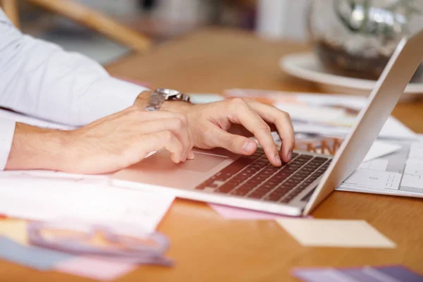 Desk and hands close up — Stock Photo, Image