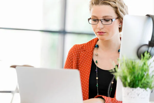 Young woman in office — Stock Photo, Image