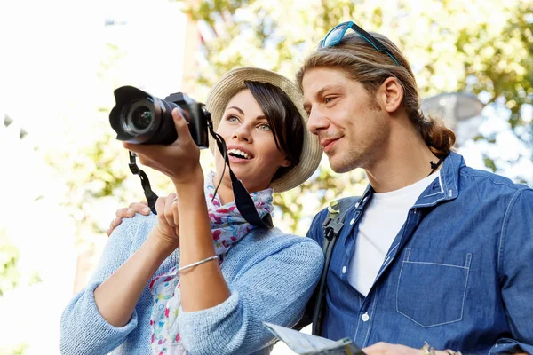 Smiling couple with the camera — Stock Photo, Image