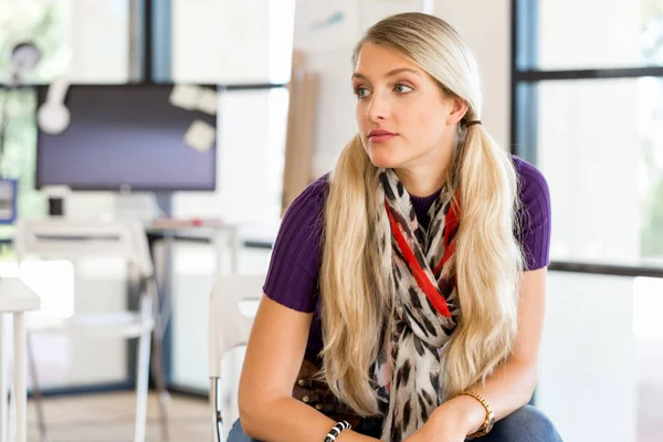 Jonge vrouw in functie — Stockfoto