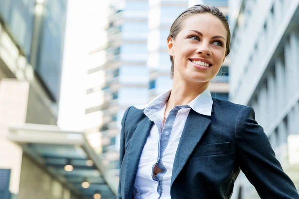 Portrait de femme d'affaires souriant en plein air — Photo