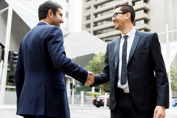 Dos hombres de negocios estrechando sus manos —  Fotos de Stock