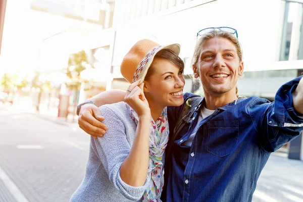 Gülümseyen çift kamera ile