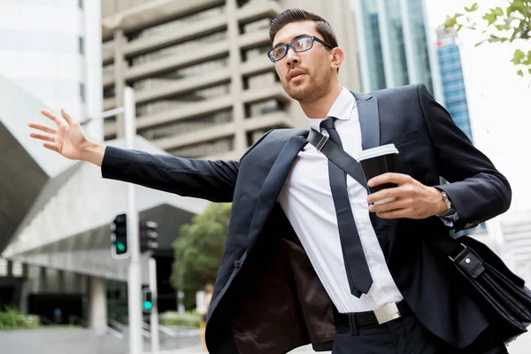 Young businessmen hailing for a taxi — Stock Photo, Image