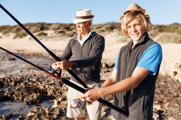 Yaşlı adam torunuyla balık tutuyor.