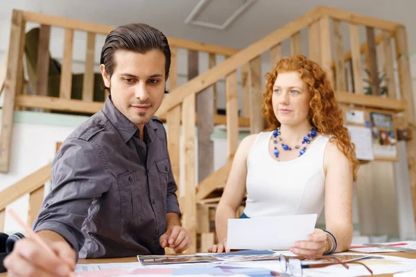 Ofisteki iki genç mimar