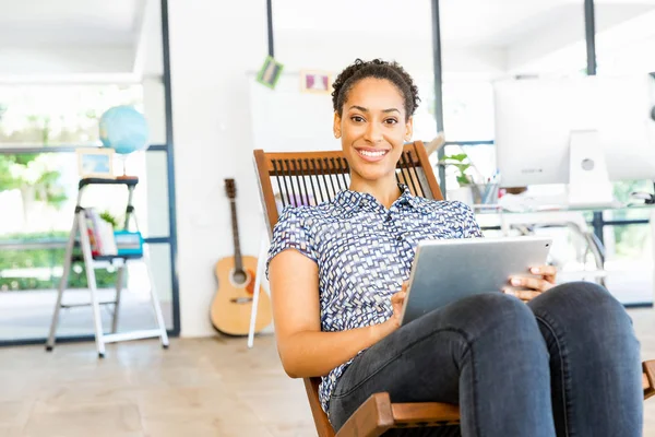 Afro-Amerikan ofis çalışanı iş içinde oturan gülümseyen portresi