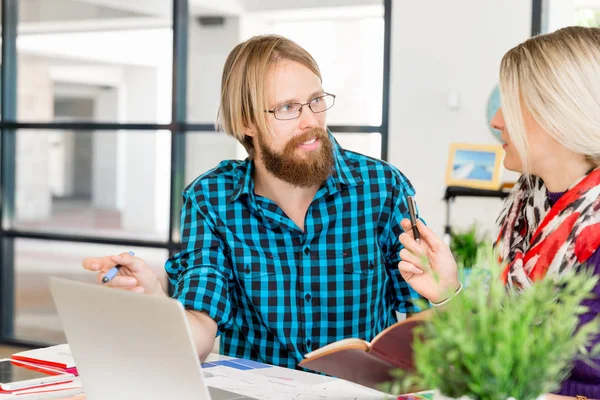 Two office workers at the desk — Stock Photo, Image