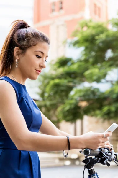 Genç kadın üzerinde bisiklet commuting