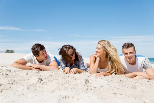 Gezelschap van jonge mensen op het strand — Stockfoto