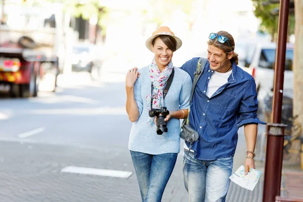 Fille et mec dans les rues d'une ville — Photo