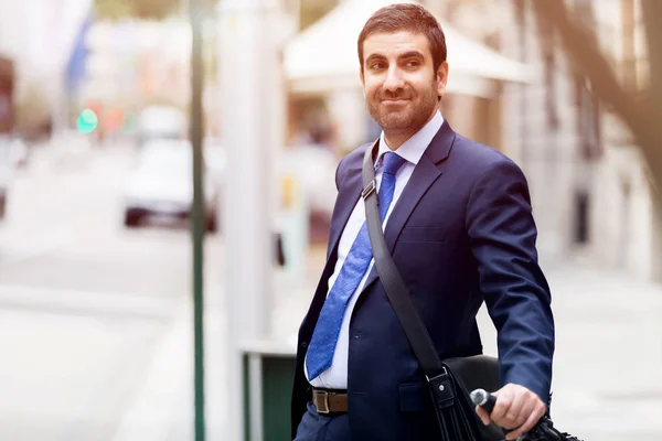 Jeunes hommes d'affaires avec un vélo — Photo