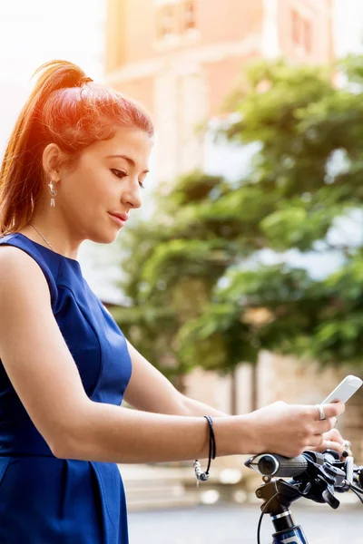 Genç kadın üzerinde bisiklet commuting