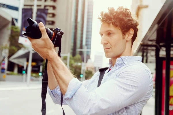 Erkek fotoğrafçı alarak resim