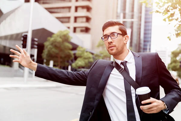 Jóvenes hombres de negocios pidiendo un taxi —  Fotos de Stock