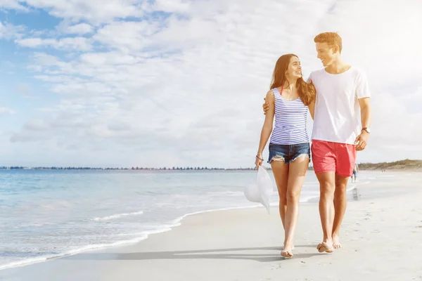 Romantische jonge paar op het strand — Stockfoto