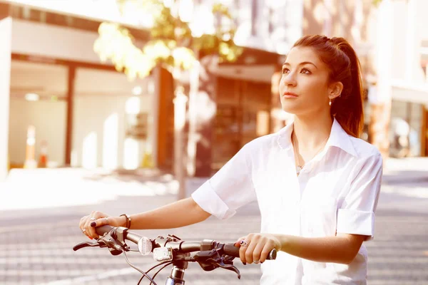 Mutlu genç kadın bisikletçi portresi — Stok fotoğraf