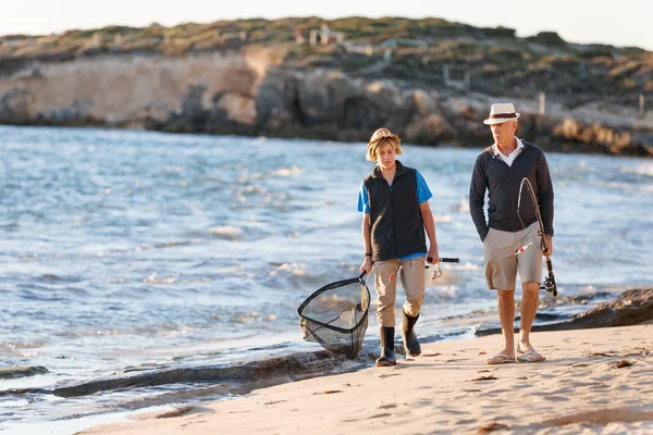 Yaşlı adam torunuyla balık tutuyor.