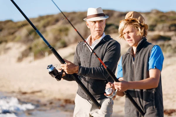 Yaşlı adam torunuyla balık tutuyor.