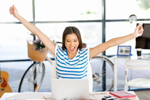 Jonge vrouw in functie — Stockfoto